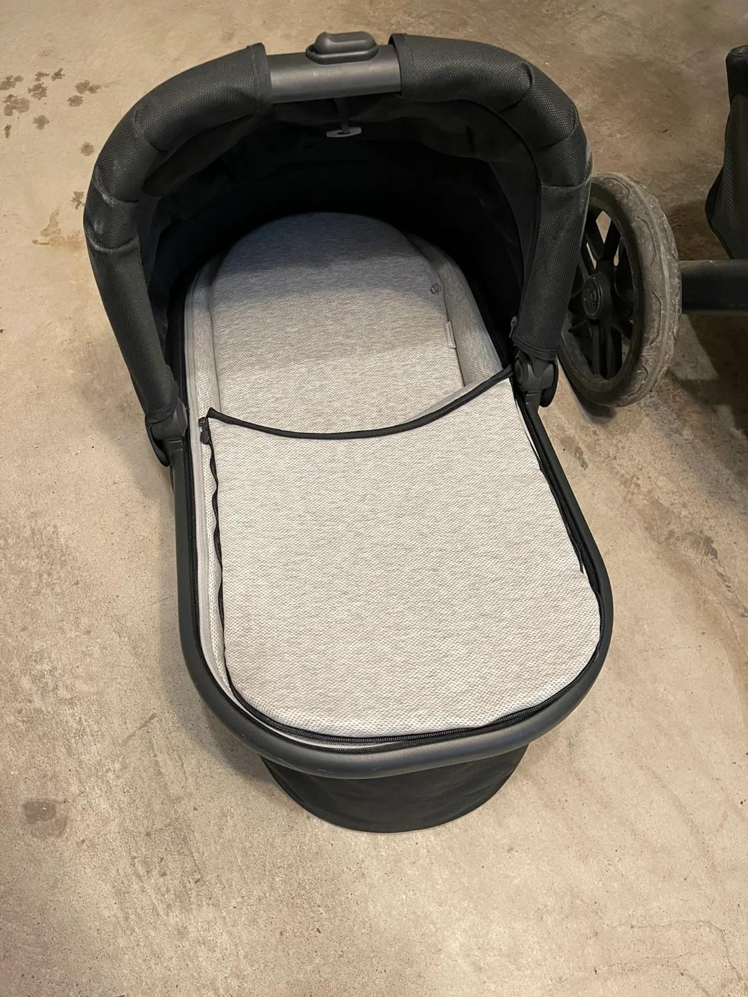 Uppababy Vista V2 Double Stroller - Black (“Jake”) image indicator(7)