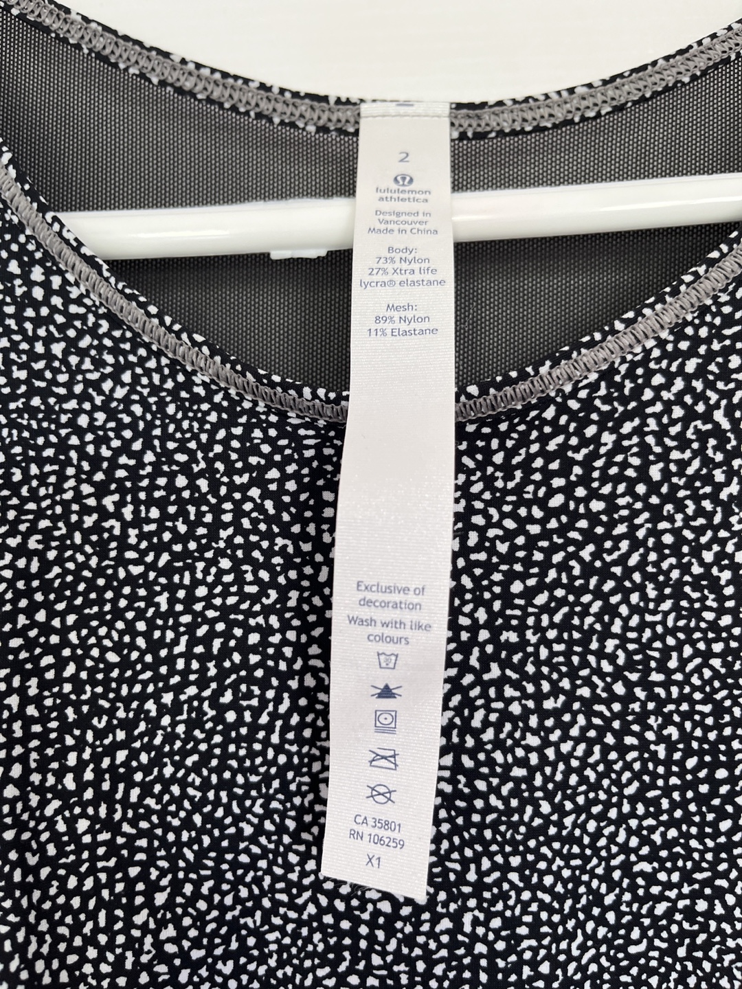 Lululemon black and white tank top size 2 - photo 3