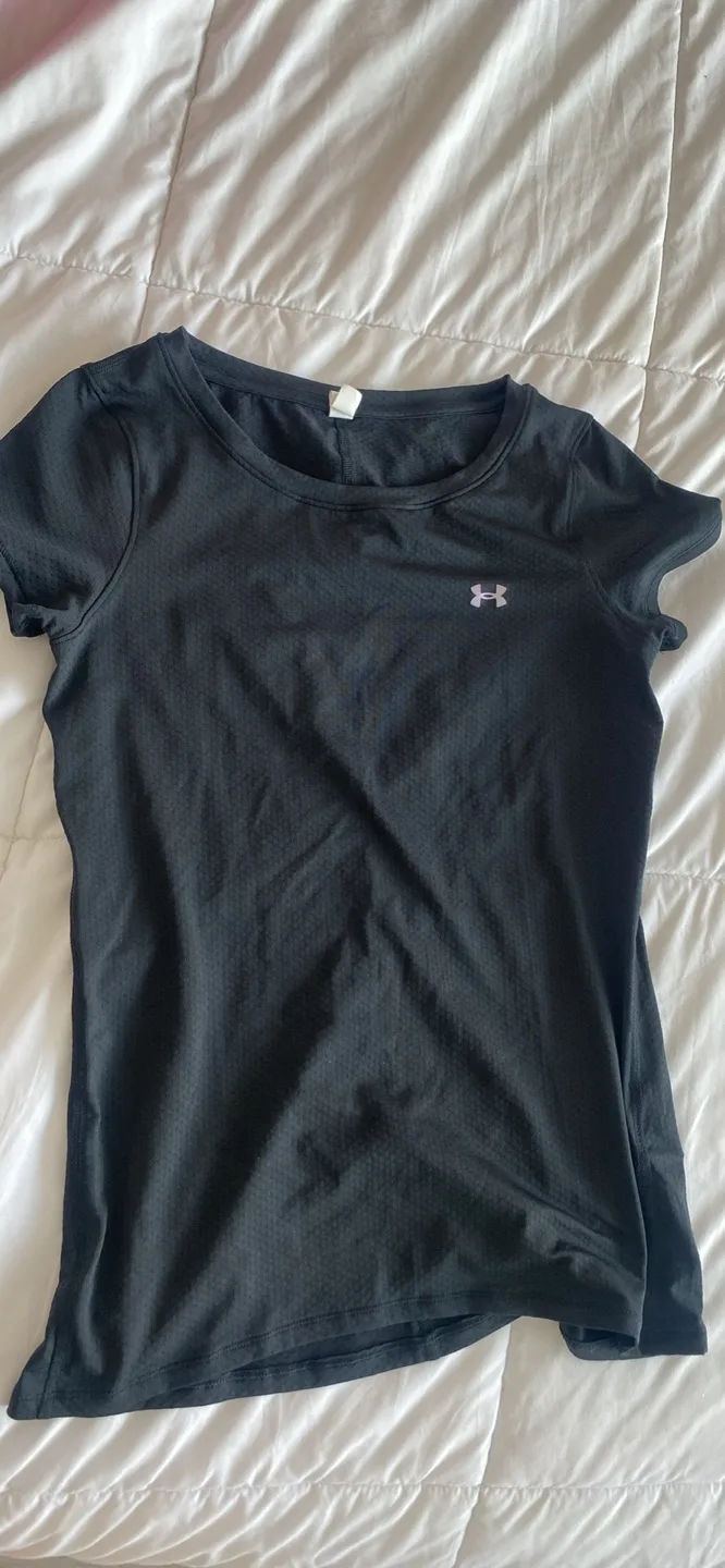 Women’s XS under armor t shirt thumbnail