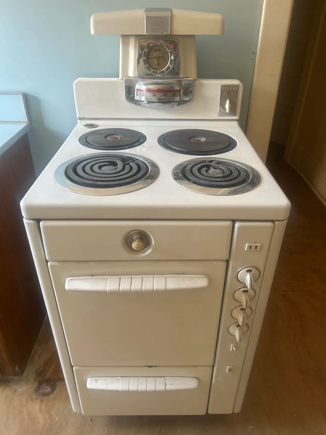 Vintage Moffat Stove thumbnail