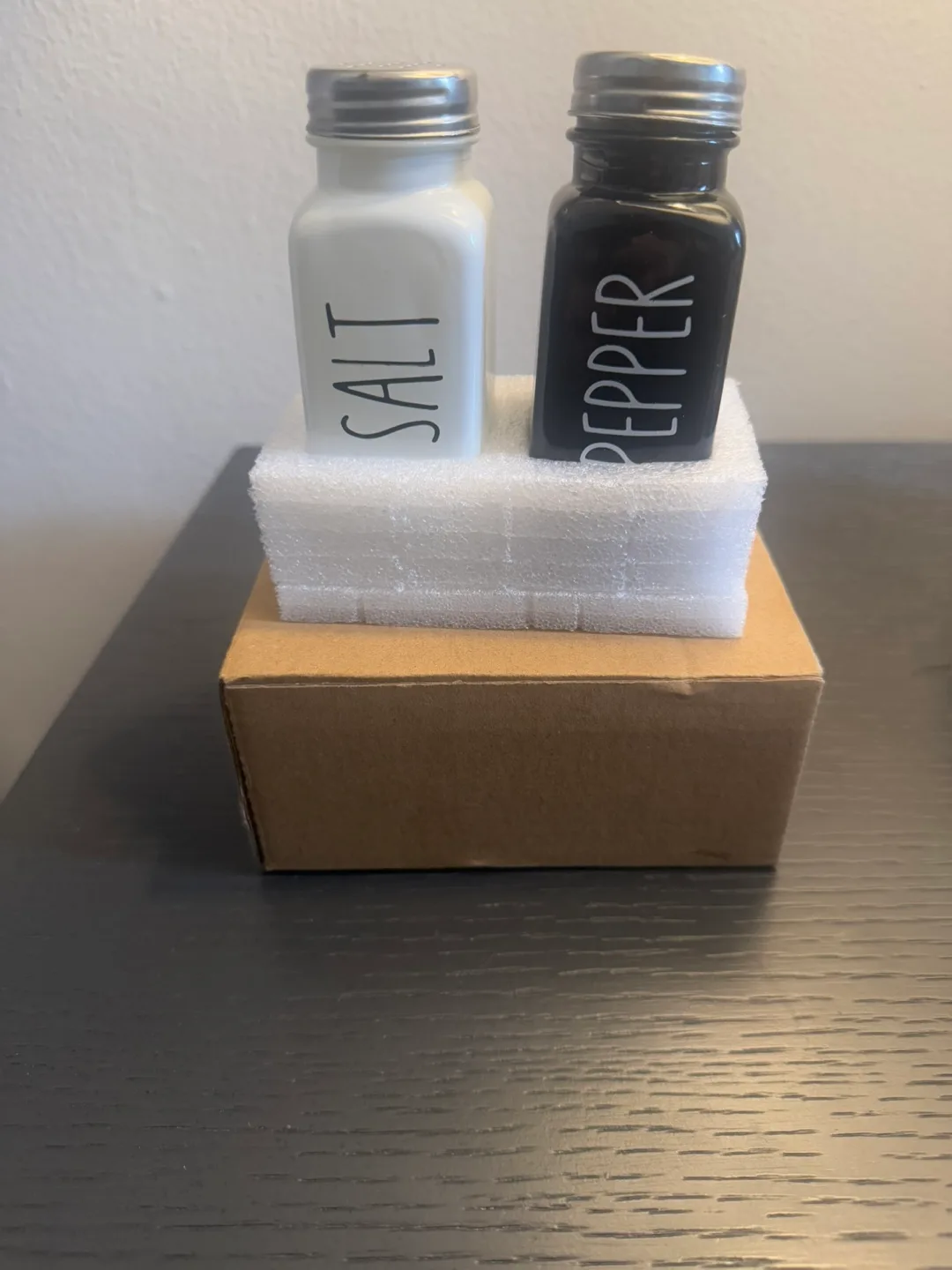 🥕 Salt and Pepper Shaker Set - Farmhouse Style image indicator(2)