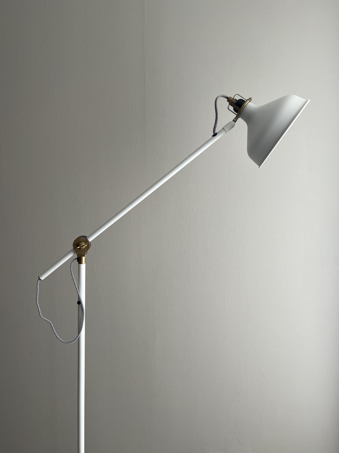 White & brass industrial aesthetic lamp - photo 2