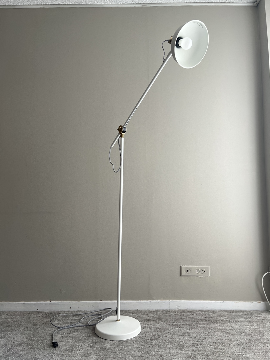 White & brass industrial aesthetic lamp - photo 3