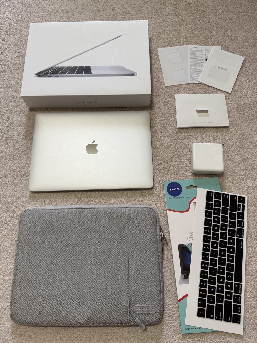 2018 MacBook Pro 13" 256 GB / 8 GB + Sleeve + Keyboard Cover
