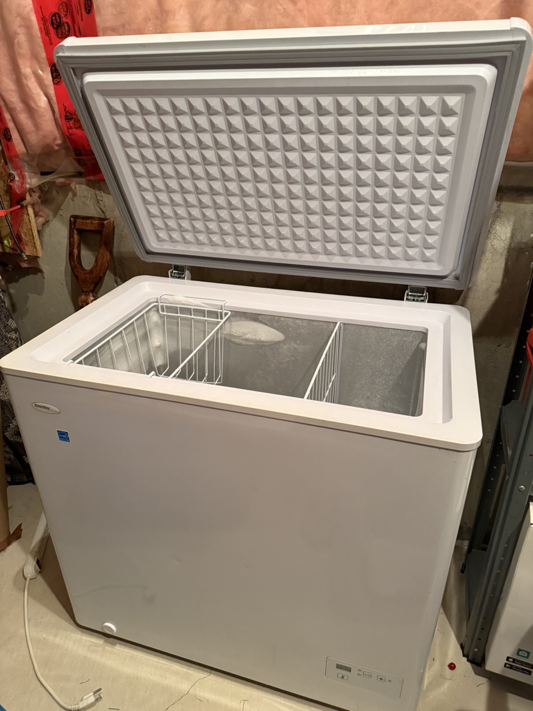 Chest Freezer - Excellent Condition - photo 2
