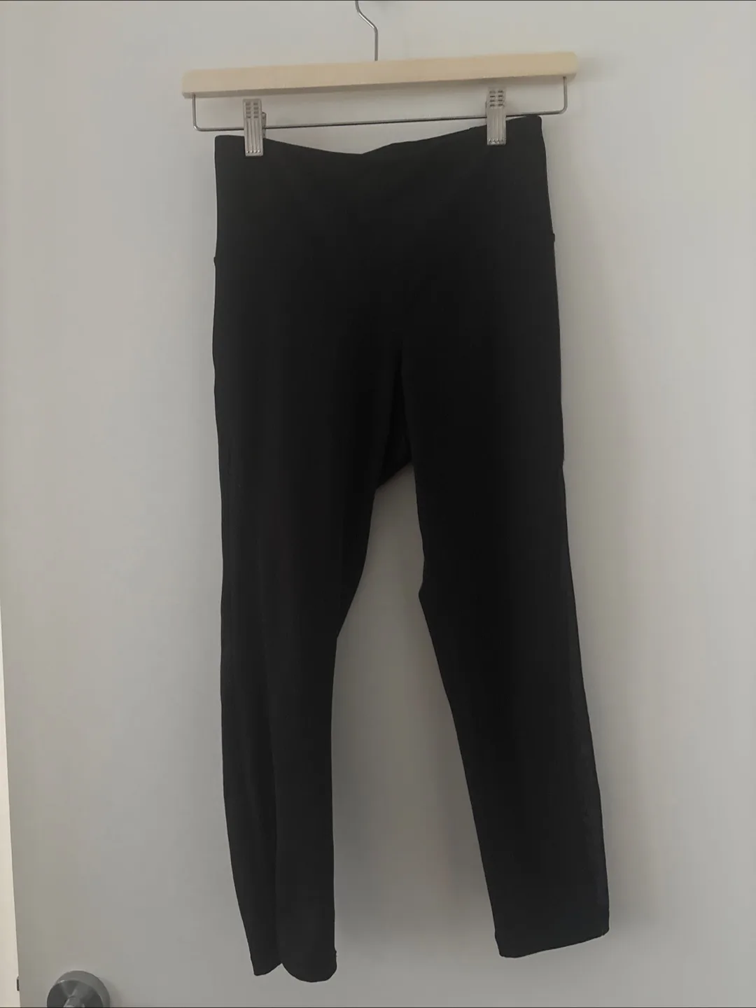 Old Navy Black 7/8 Leggings thumbnail