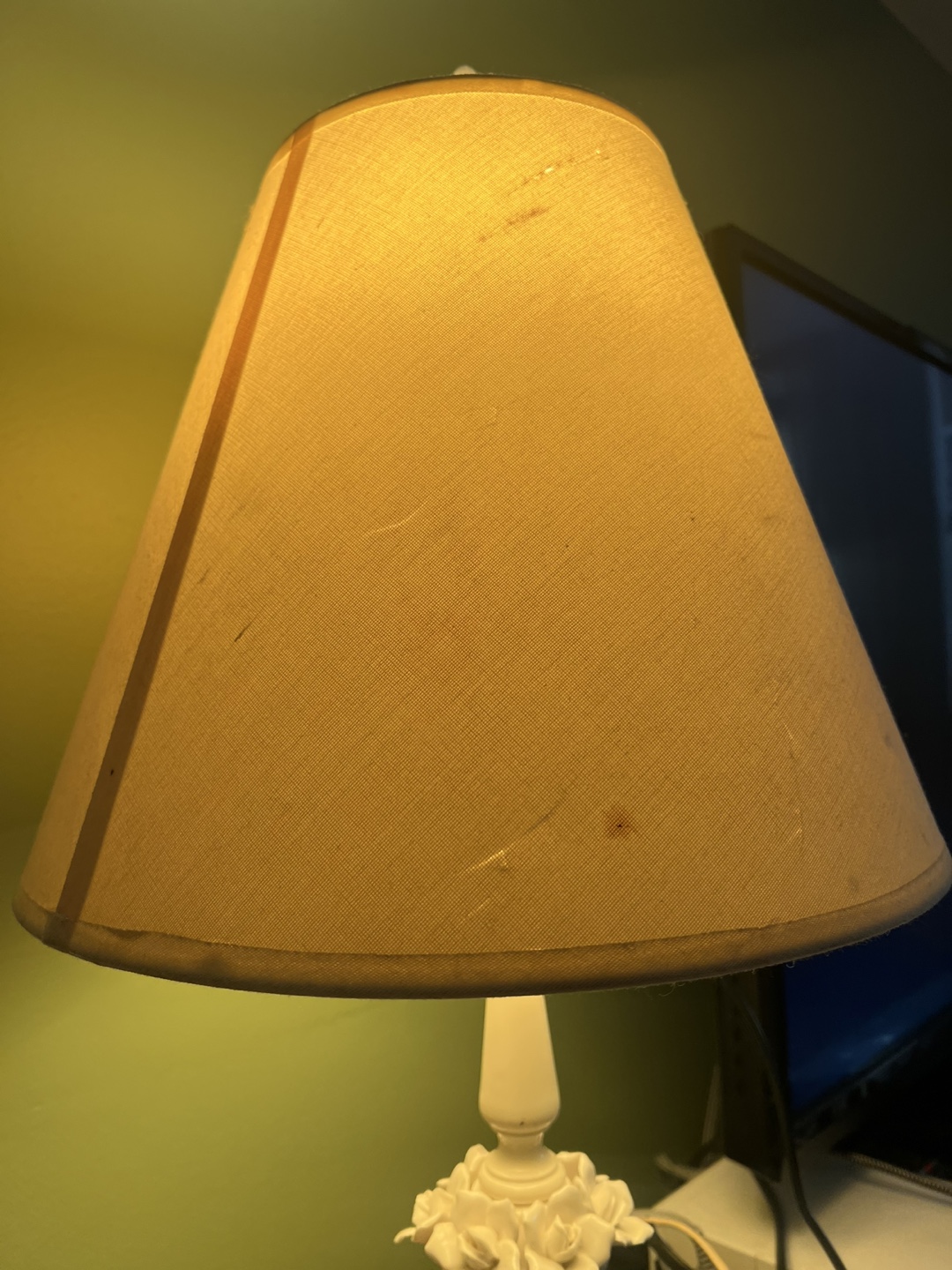 White Porcelain Table Lamp with Rose Accents - photo 3