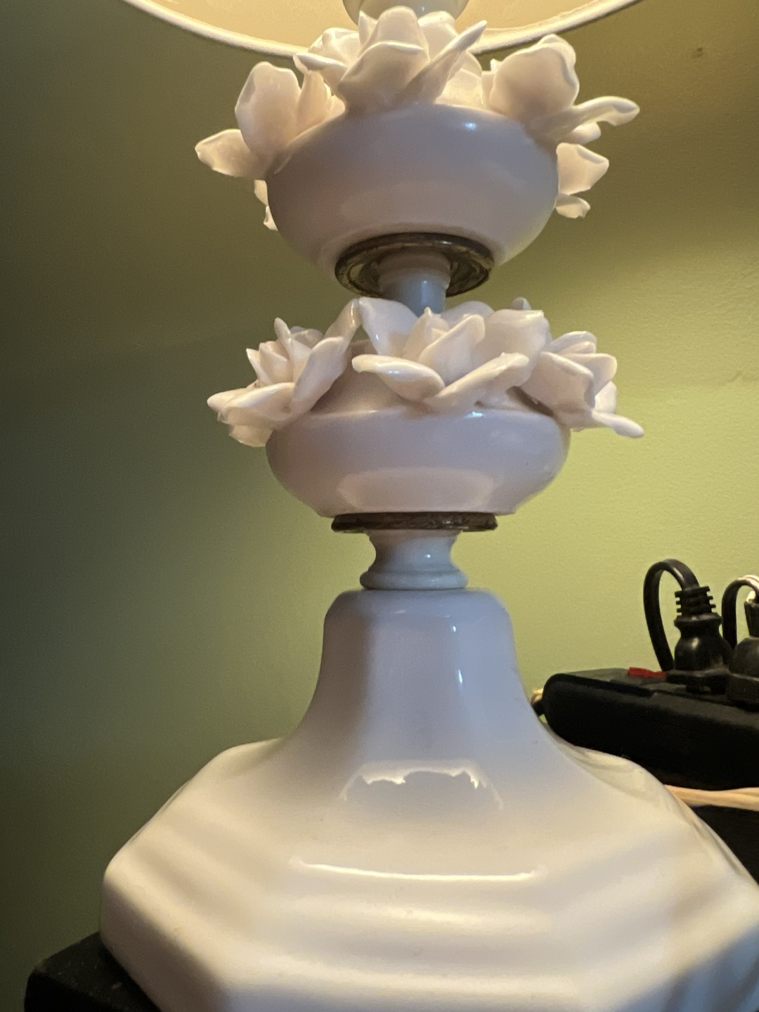 White Porcelain Table Lamp with Rose Accents - photo 4