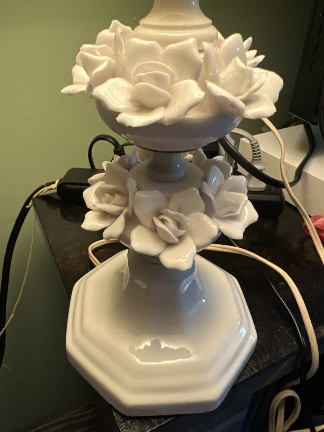 White Porcelain Table Lamp with Rose Accents - photo 5