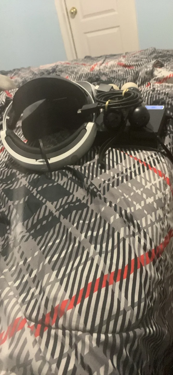 PlayStation VR Headset and Controllers image indicator(2)