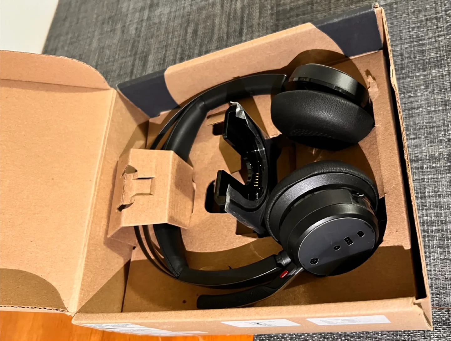 Plantronics Voyager Focus 2 UC Stereo Bluetooth Headset image indicator(3)