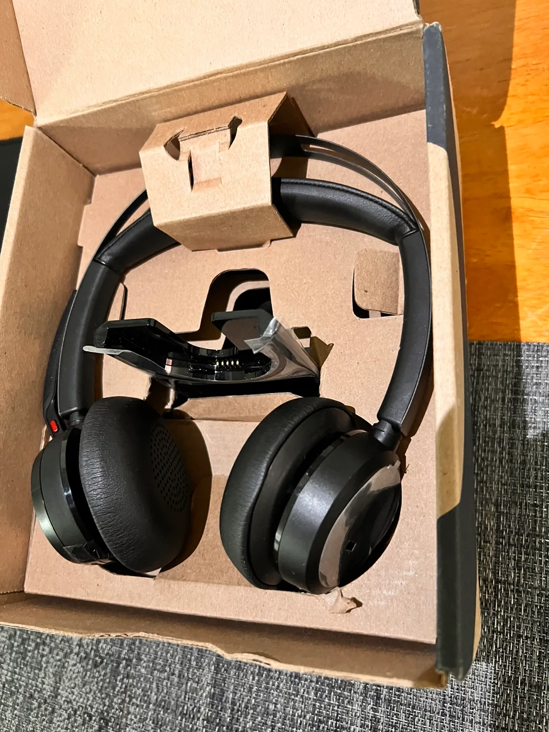 Plantronics Voyager Focus 2 UC Stereo Bluetooth Headset image indicator(4)