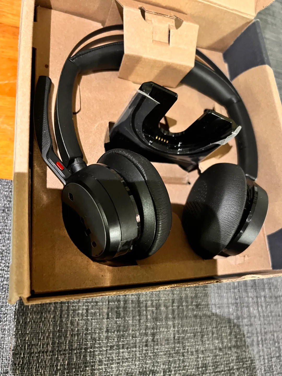 Plantronics Voyager Focus 2 UC Stereo Bluetooth Headset image indicator(2)