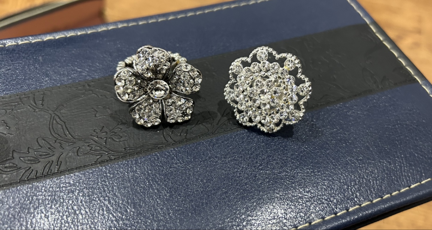 Pair of sparkly floral rings