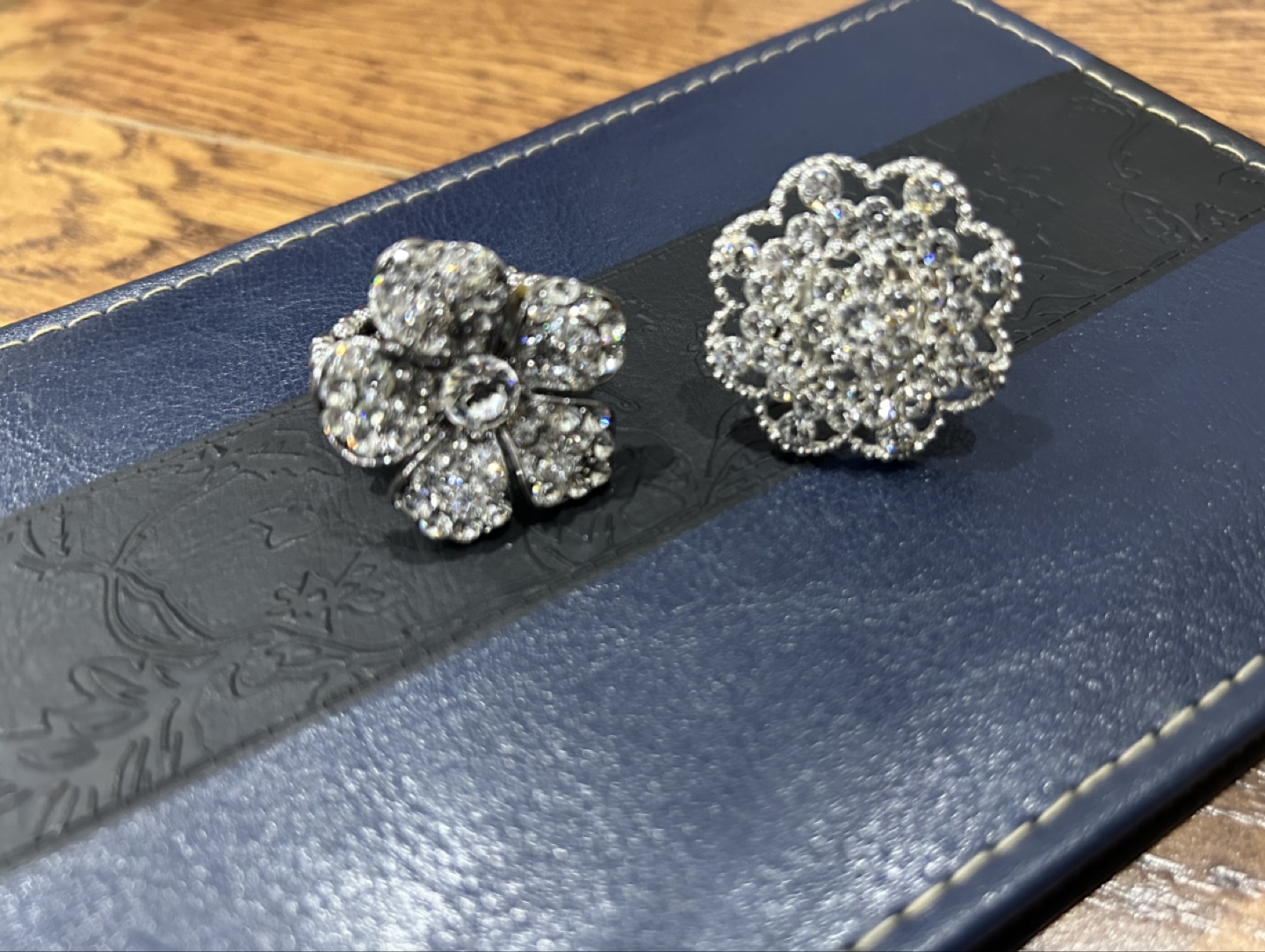 Pair of sparkly floral rings - photo 2