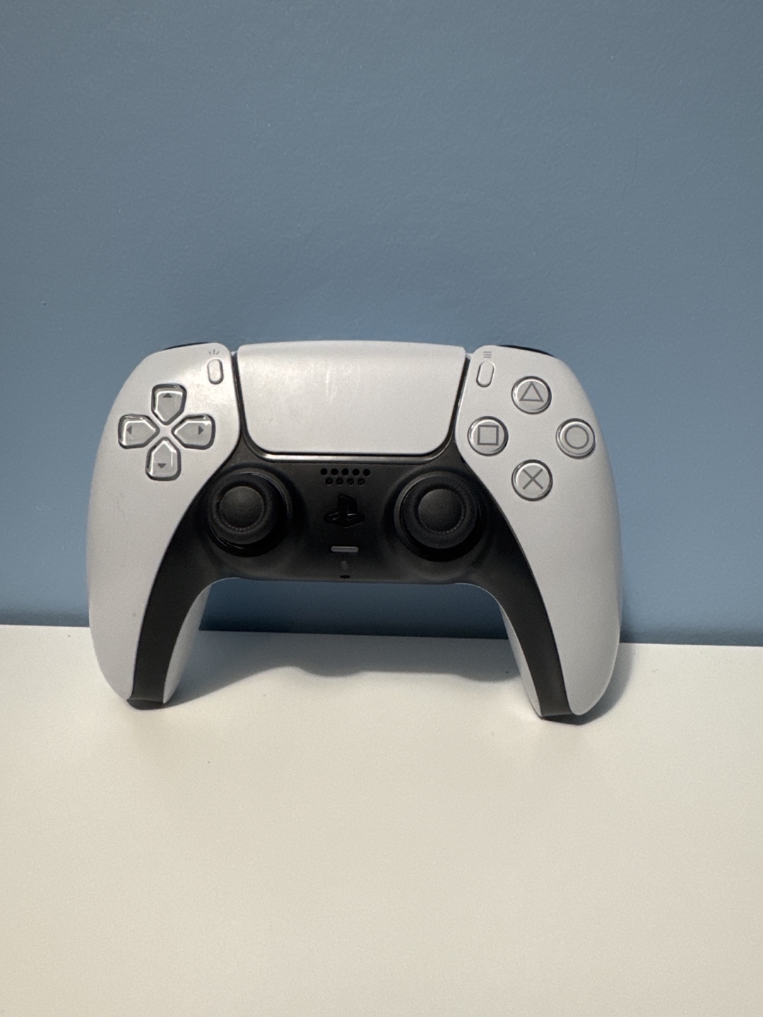 PS5 white remote controller