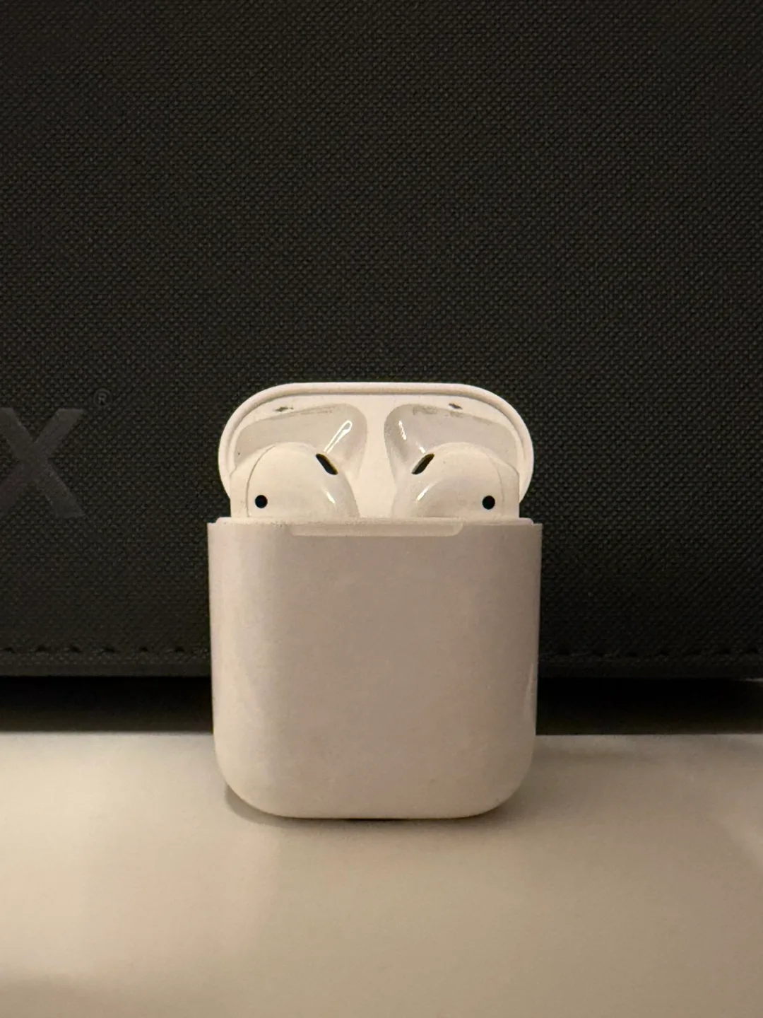 Apple AirPods with Charging Case image indicator(2)