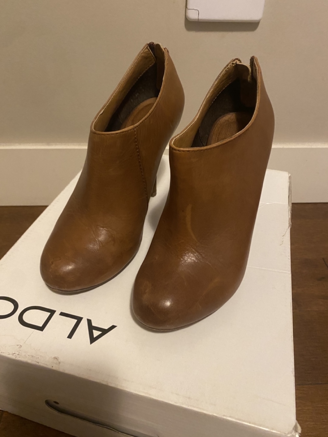 6W Brown Leather Ankle Boots with Zip