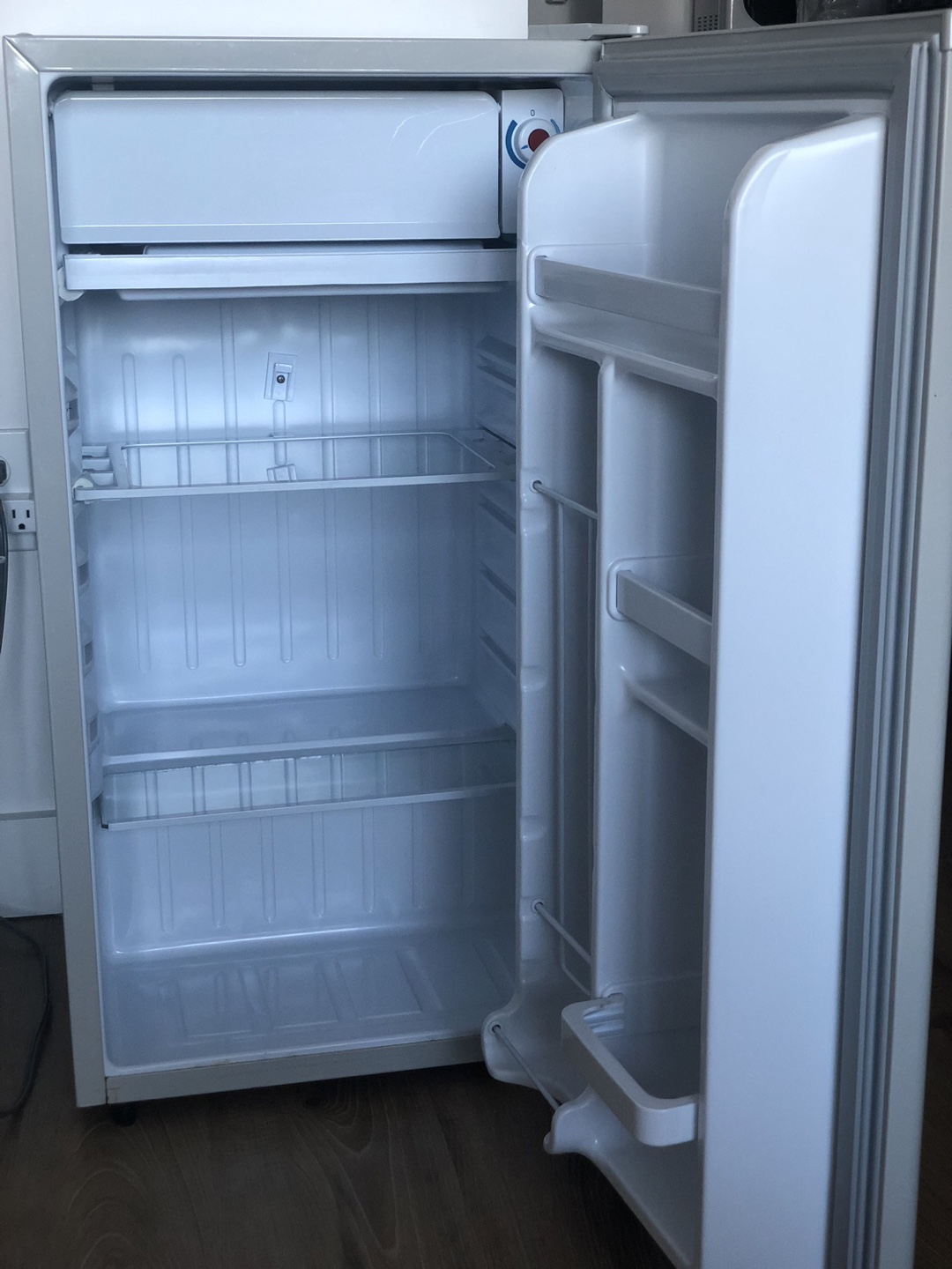Frigidaire Retro Mini Fridge - photo 2