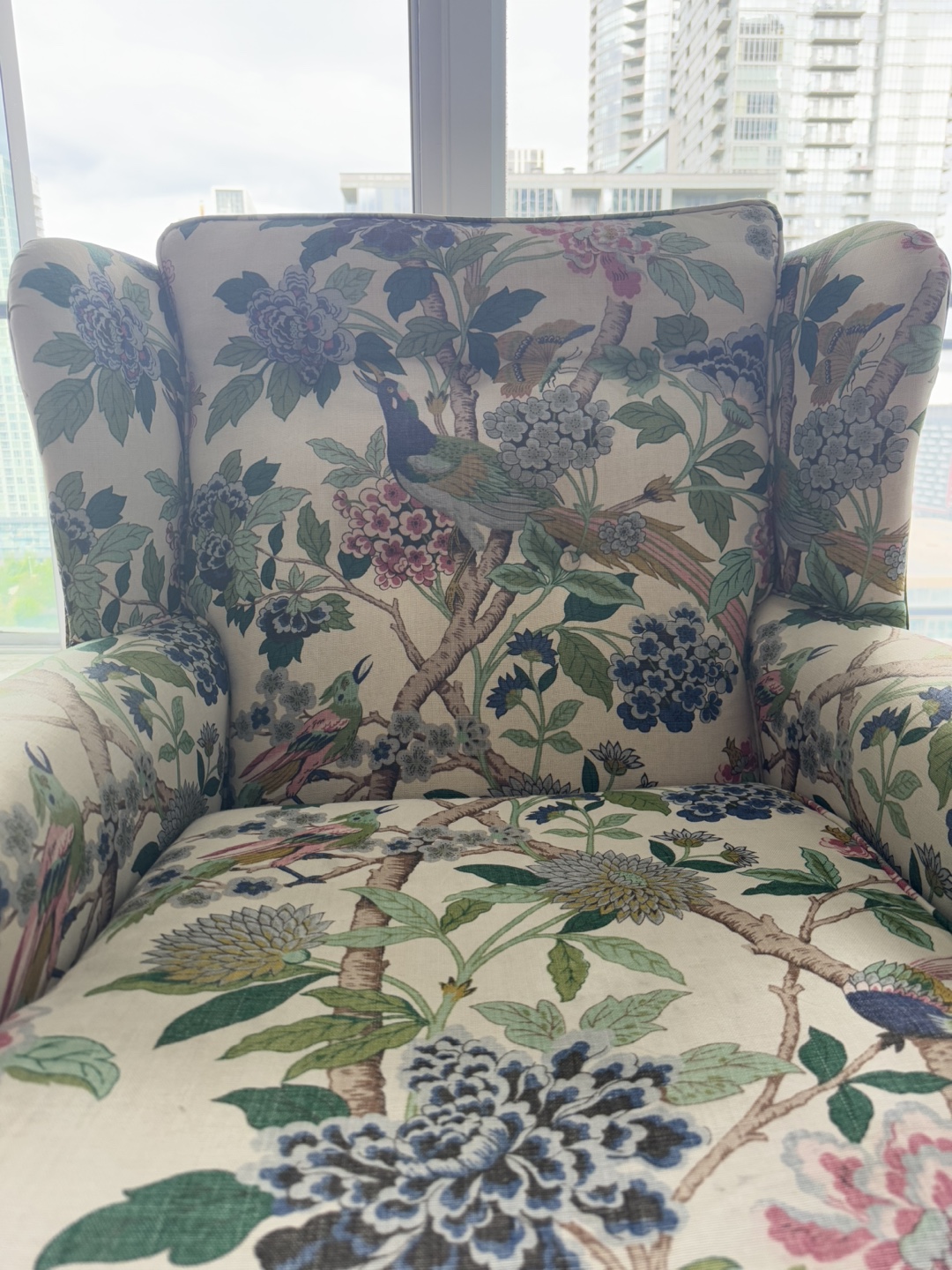 Wingback armchair with floral print - photo 3