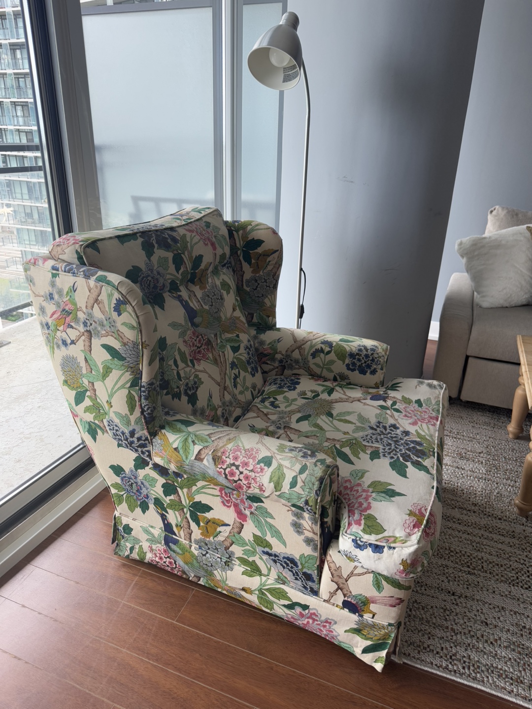 Wingback armchair with floral print - photo 2