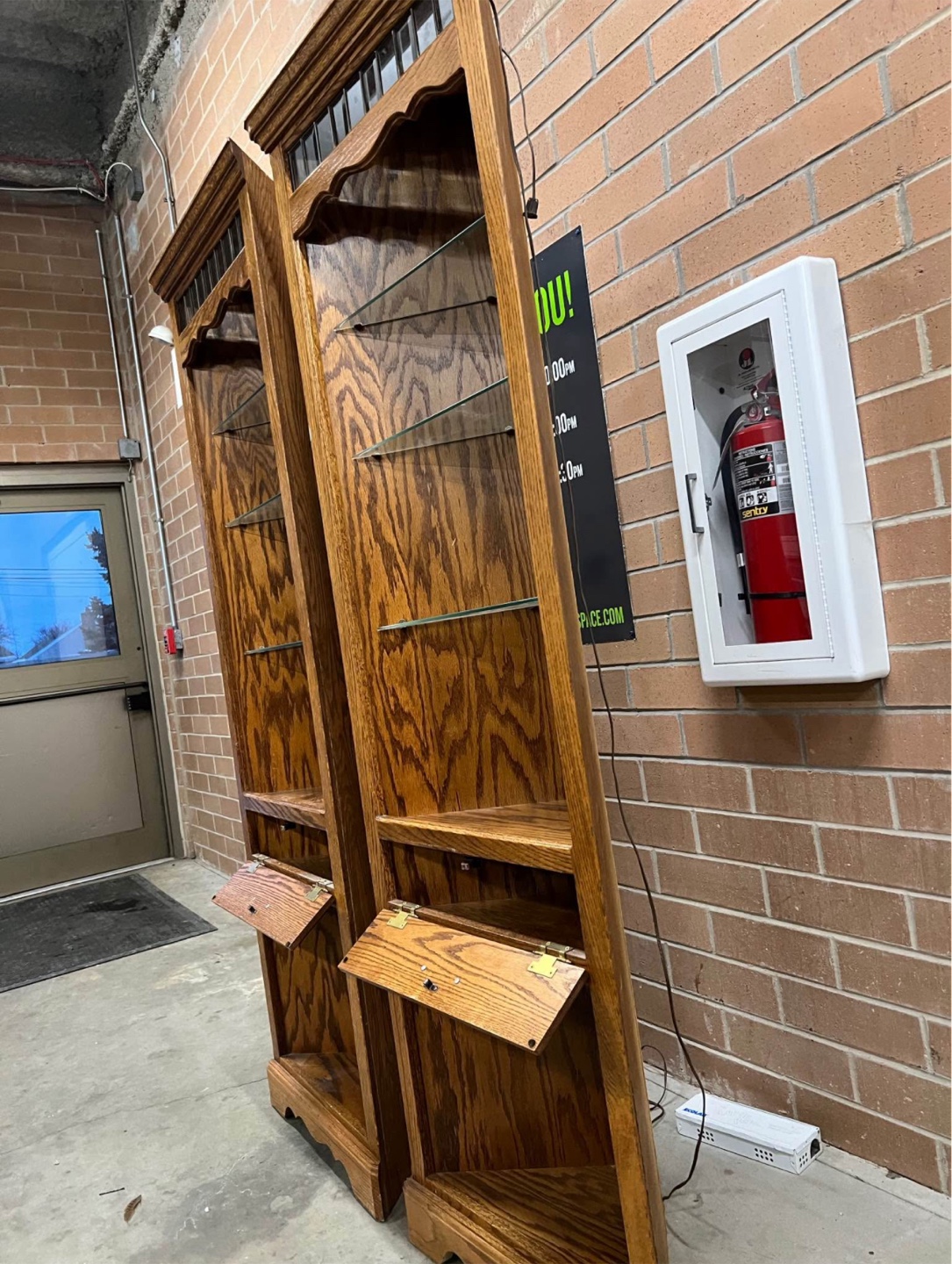 Pair of Corner Cabinets, Oak Wood, Glass Shelves - photo 3