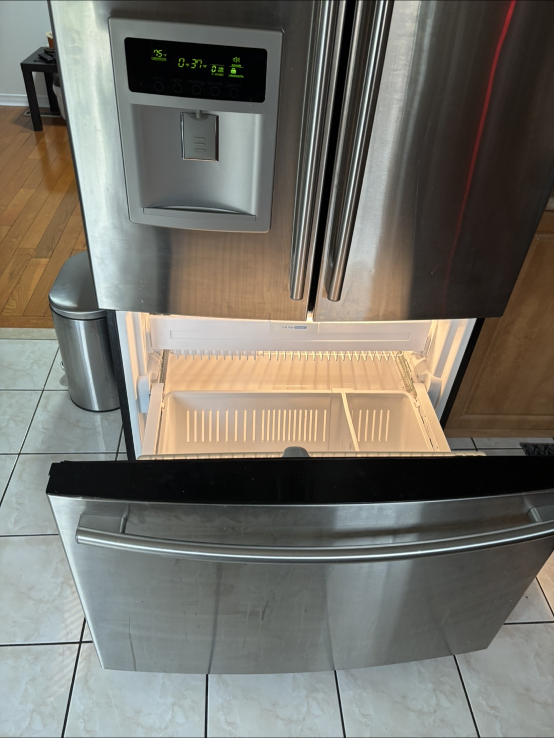 LG French Door Refrigerator - Stainless Steel - photo 3