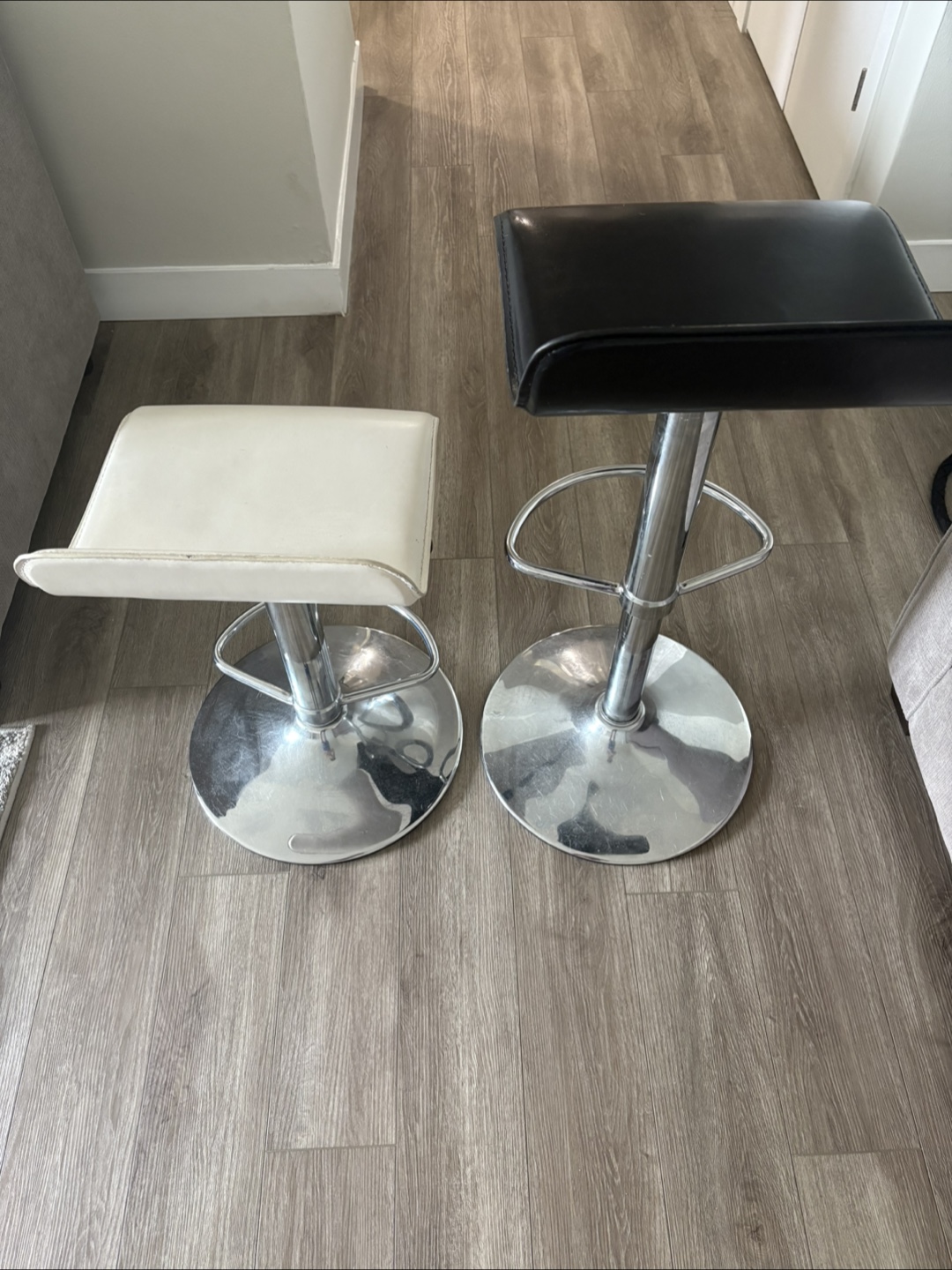 Pair of Modern Bar Stools - Black and White - photo 2