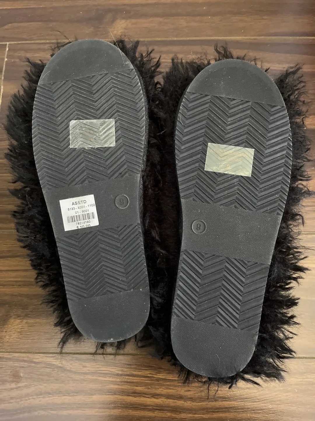 Womens Fuzzy Slippers Size 9 image indicator(2)