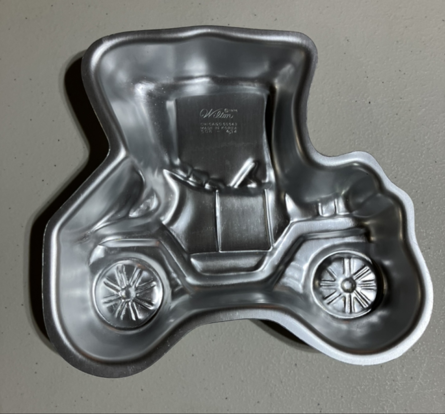 Vintage Wilton Antique Car Shaped Cake Pan Mold - photo 2