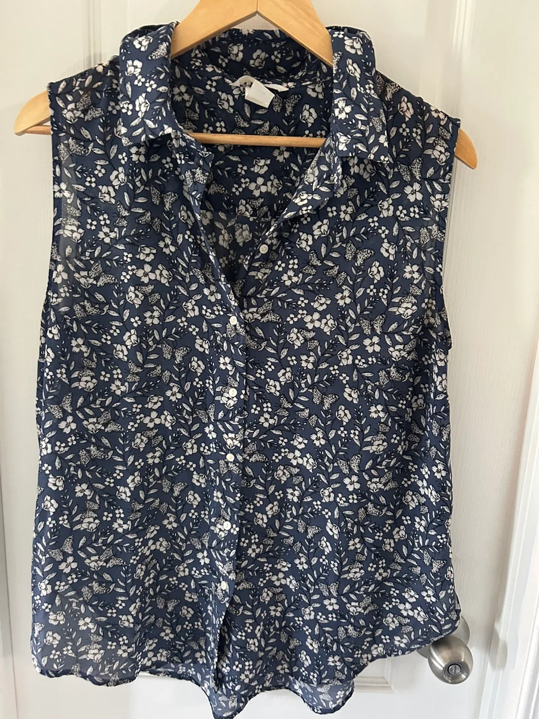 H&M Women's Sleeveless Floral Button-Down Blouse - Size 10 image indicator(4)