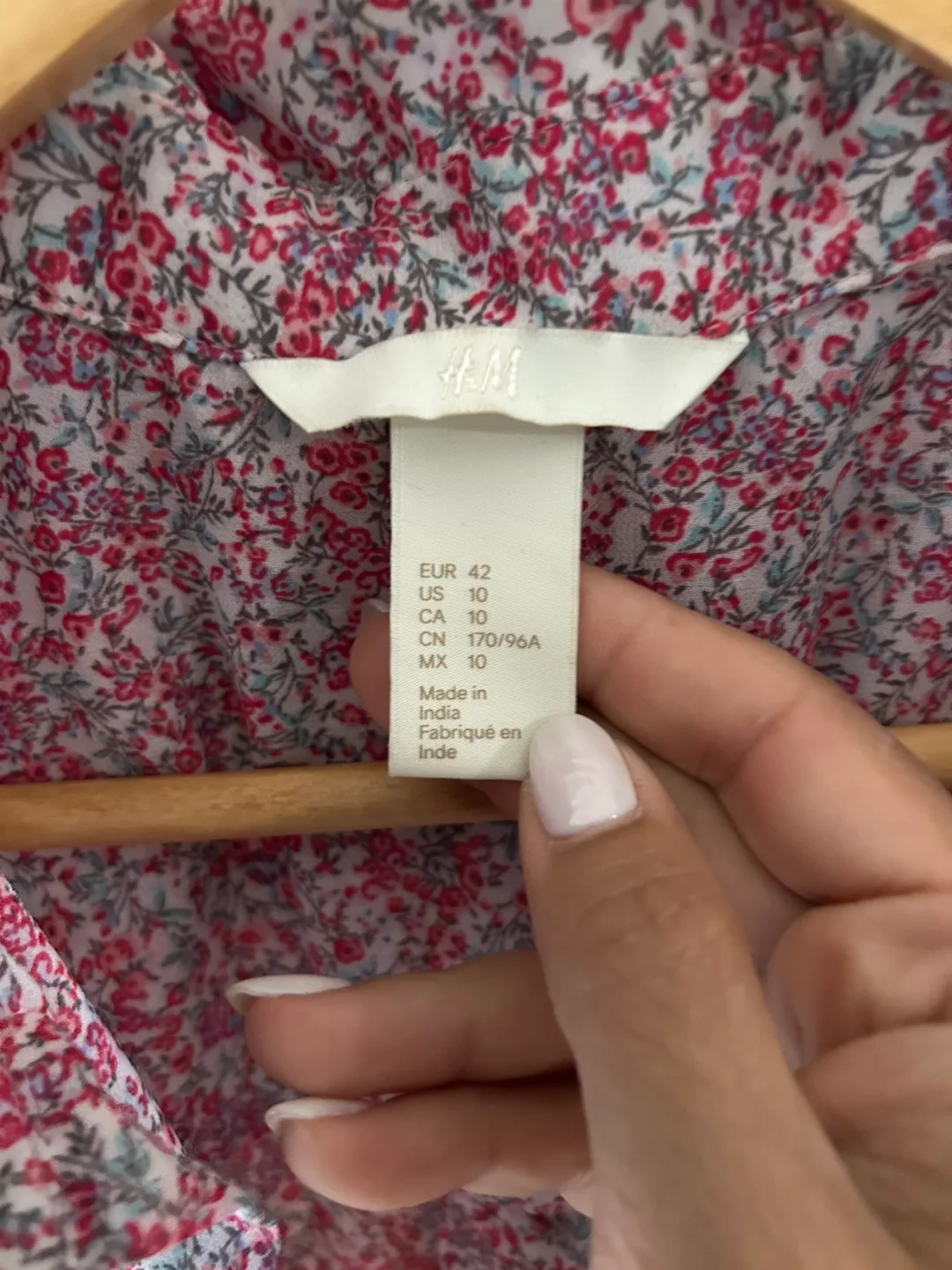 H&M Women's Sleeveless Floral Button-Down Blouse - Size 10 image indicator(3)