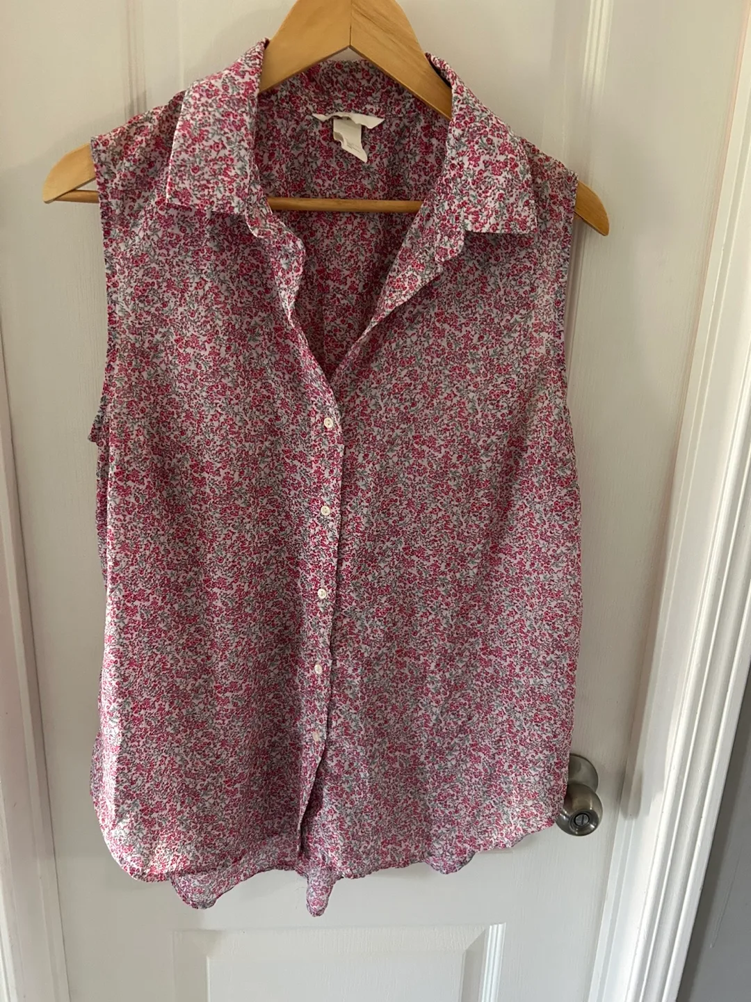 H&M Women's Sleeveless Floral Button-Down Blouse - Size 10 image indicator(2)