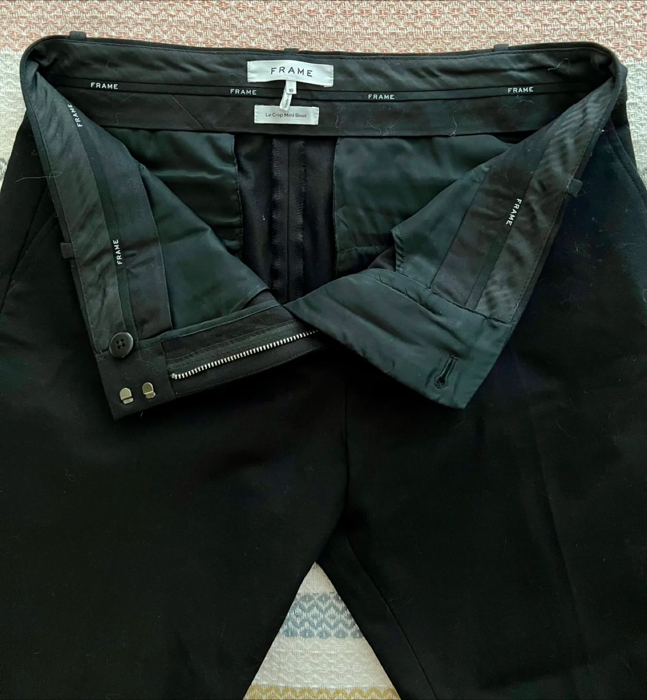 FRAME Le Crop Flare Trousers - Black image indicator(2)