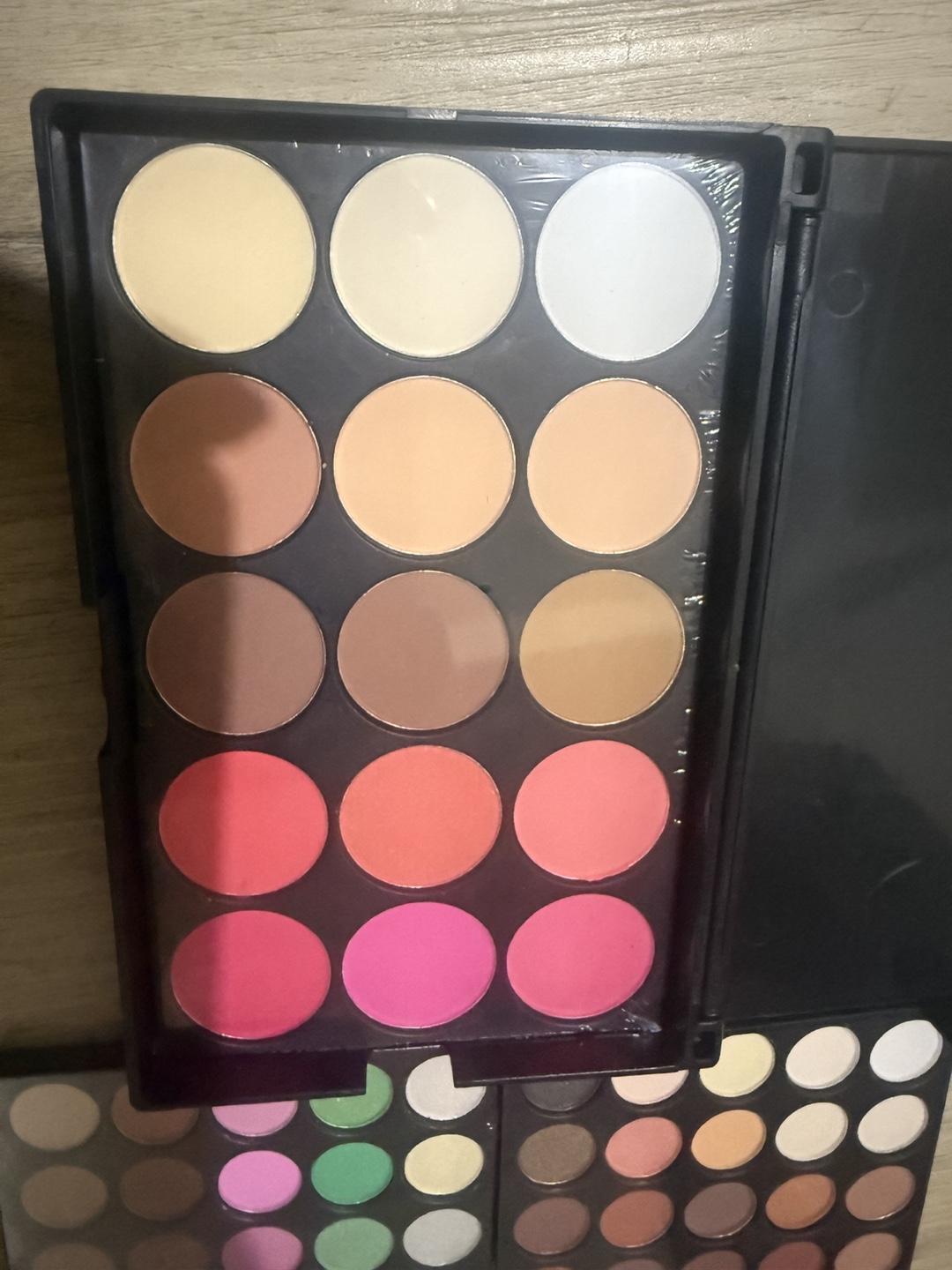 Two Makeup Palettes: 80 Eyeshadows and 15 Blushes - photo 4