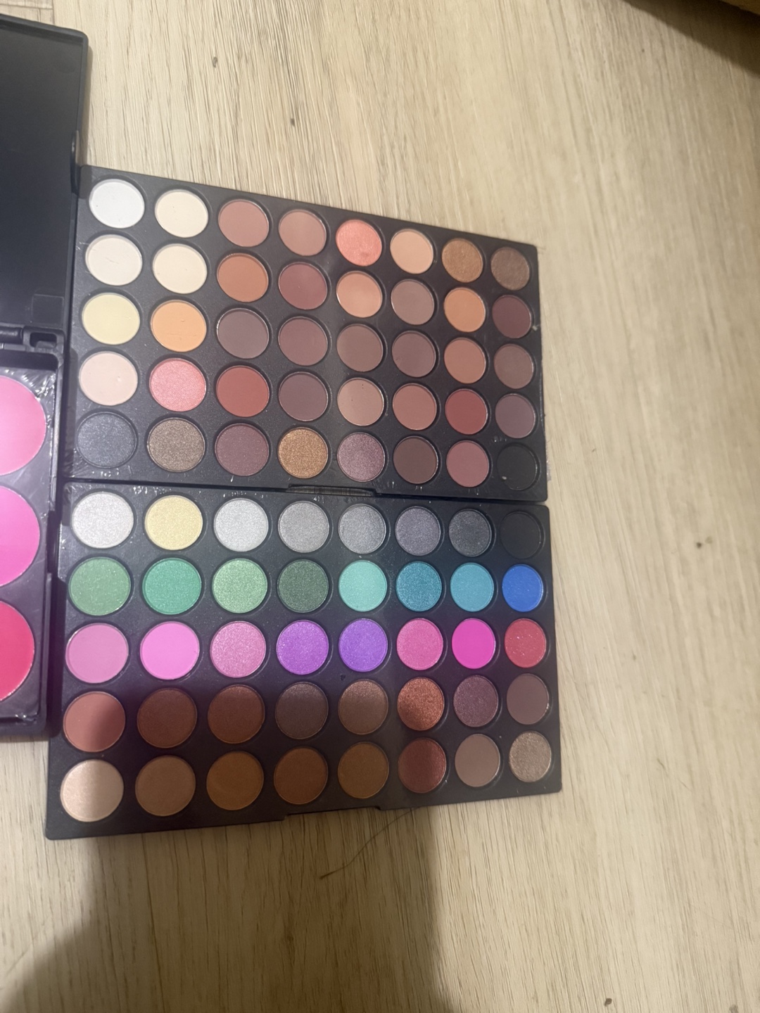 Two Makeup Palettes: 80 Eyeshadows and 15 Blushes - photo 3