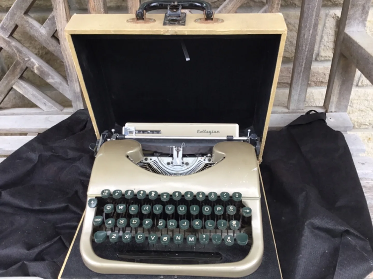 Vintage Manual Typewriter with Case thumbnail