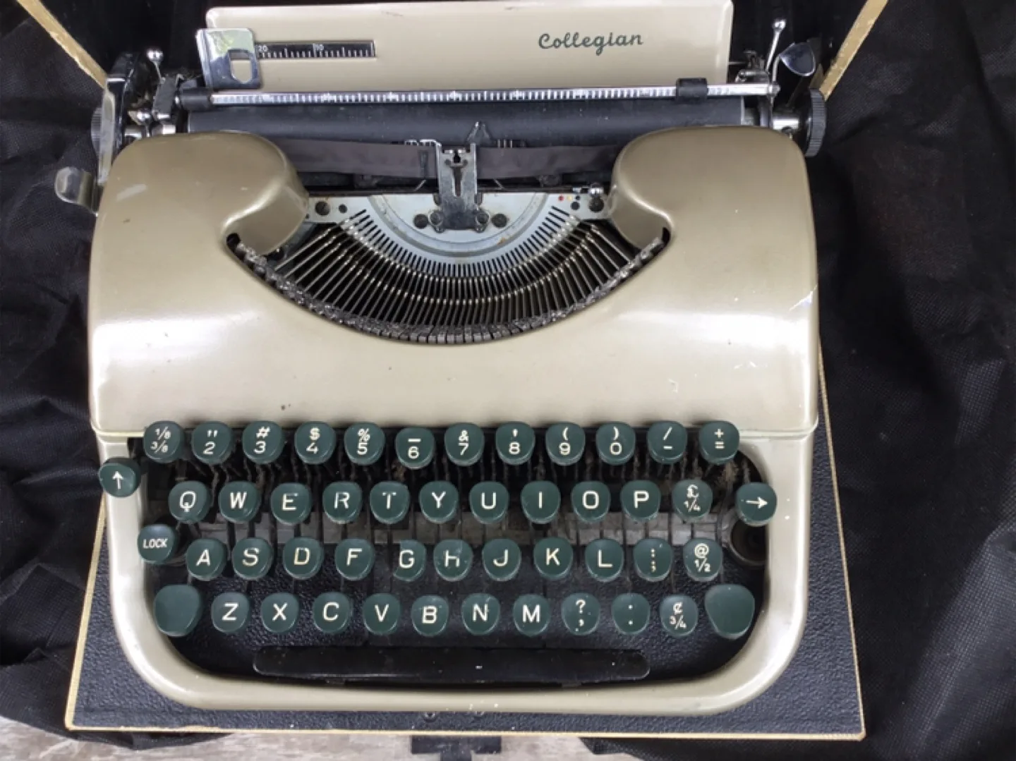 Vintage Manual Typewriter with Case image indicator(4)