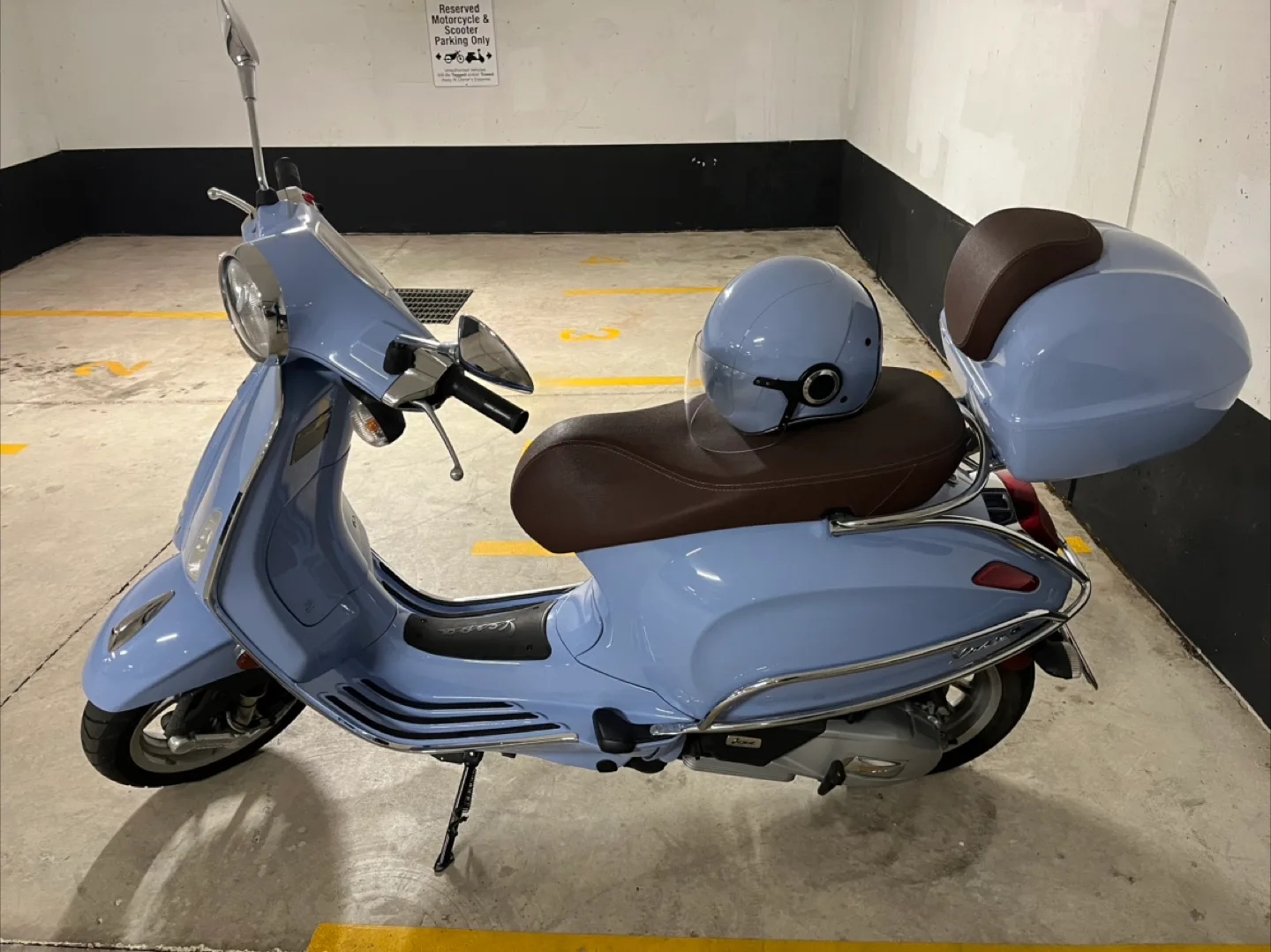Vespa Primavera 150 - Pastel Blue - Excellent Condition image indicator(2)