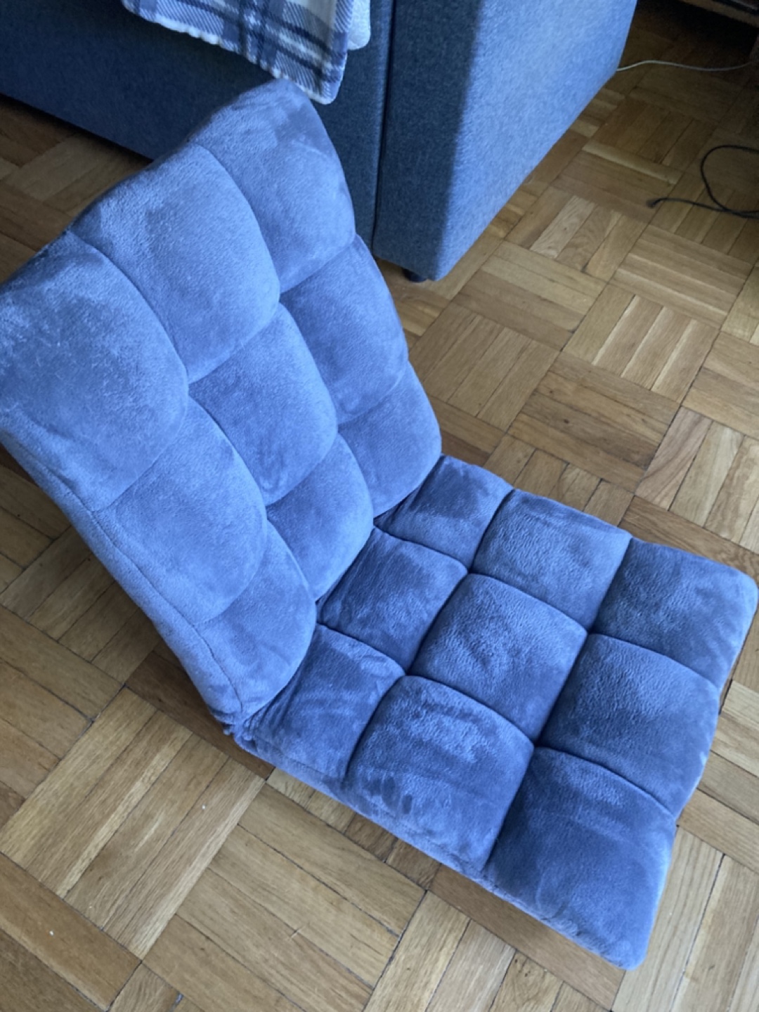 Adjustable floor chairs