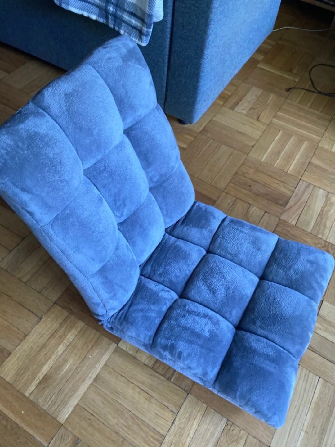 Adjustable floor chairs