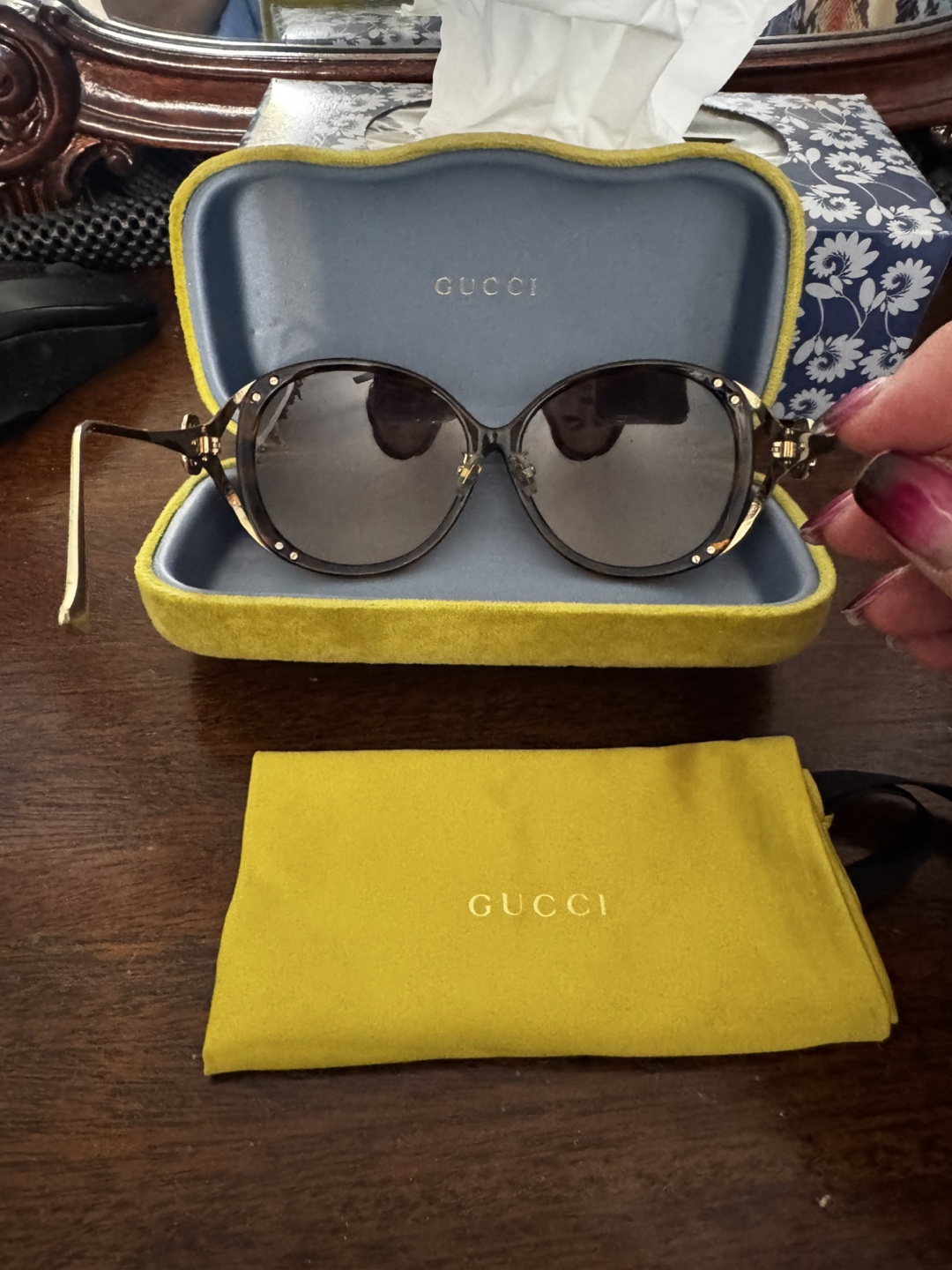 Authentic Gucci Sunglasses with Case and Cloth - photo 2