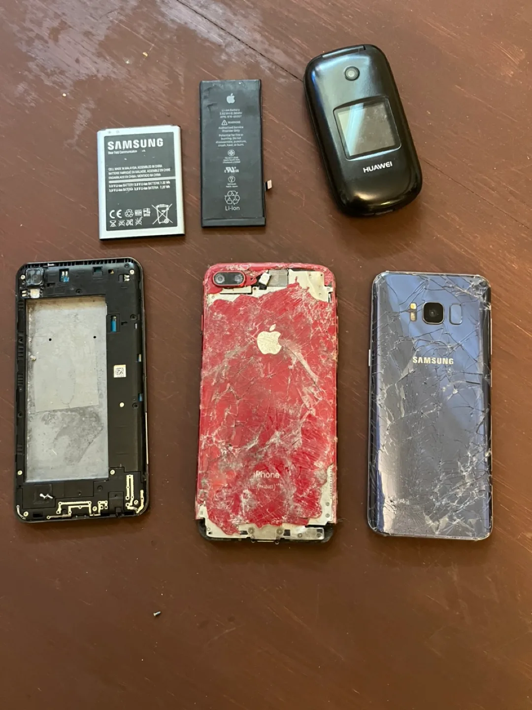 Lot of Damaged Phones & Parts - Samsung, Apple, Huawei thumbnail