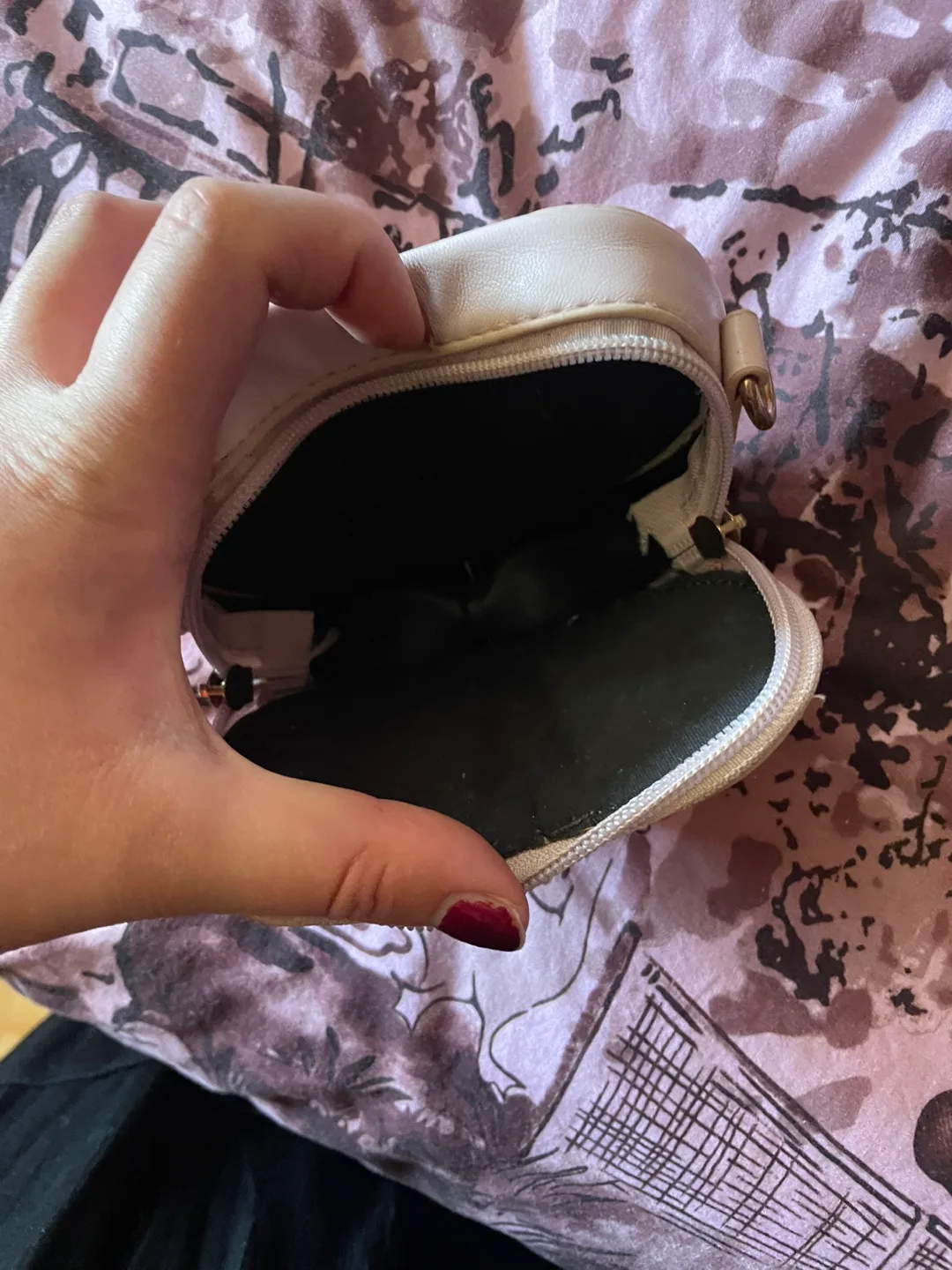 Adorable Heart-Shaped pouch image indicator(3)