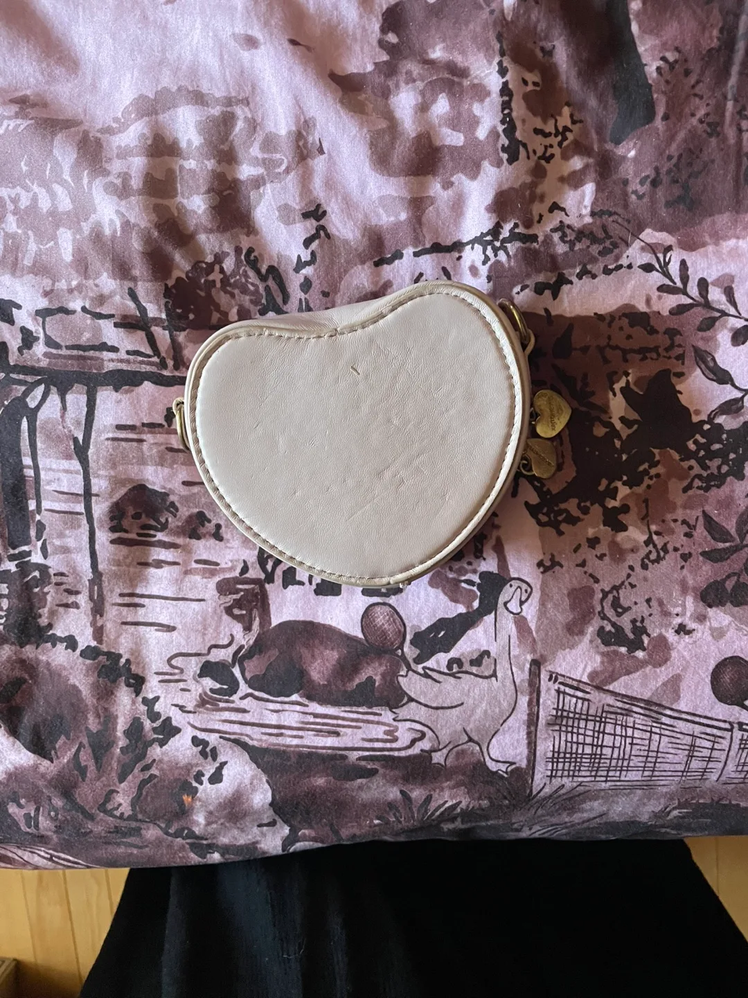 Adorable Heart-Shaped pouch image indicator(2)