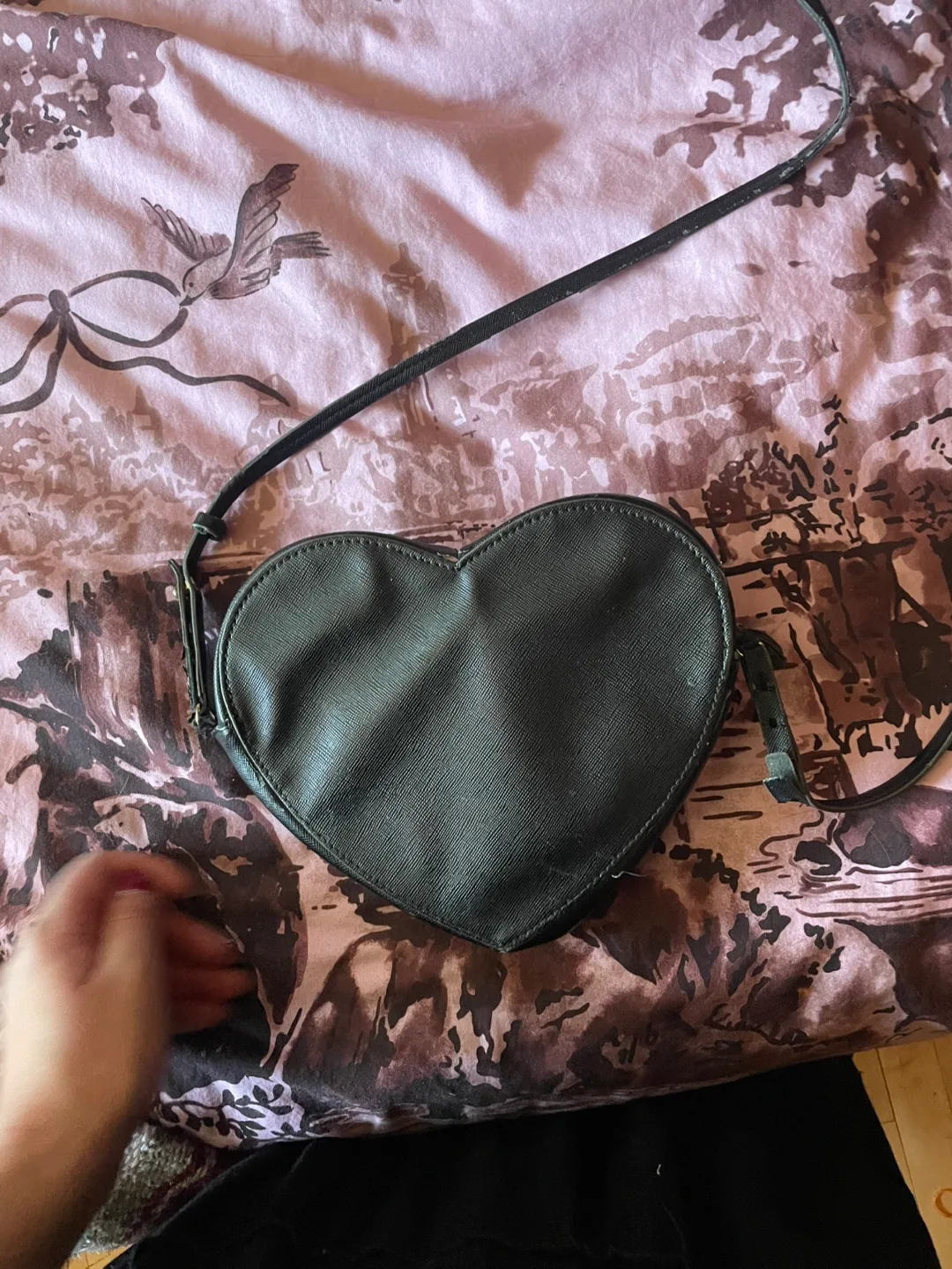 Black Heart Shaped Crossbody Bag image indicator(3)