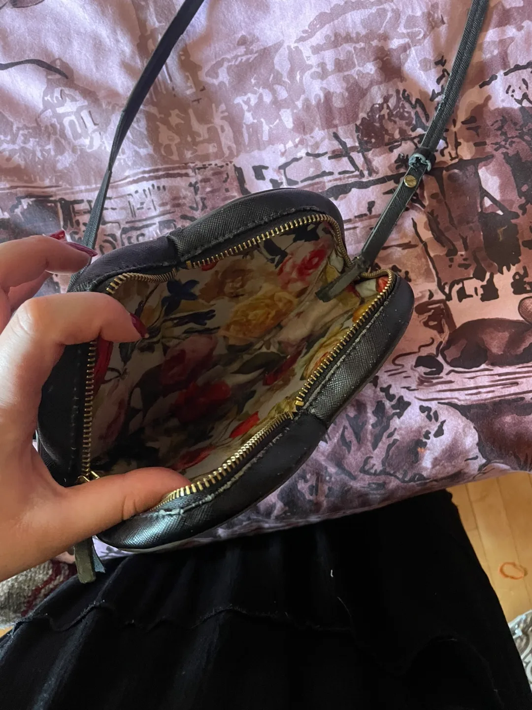 Black Heart Shaped Crossbody Bag image indicator(2)