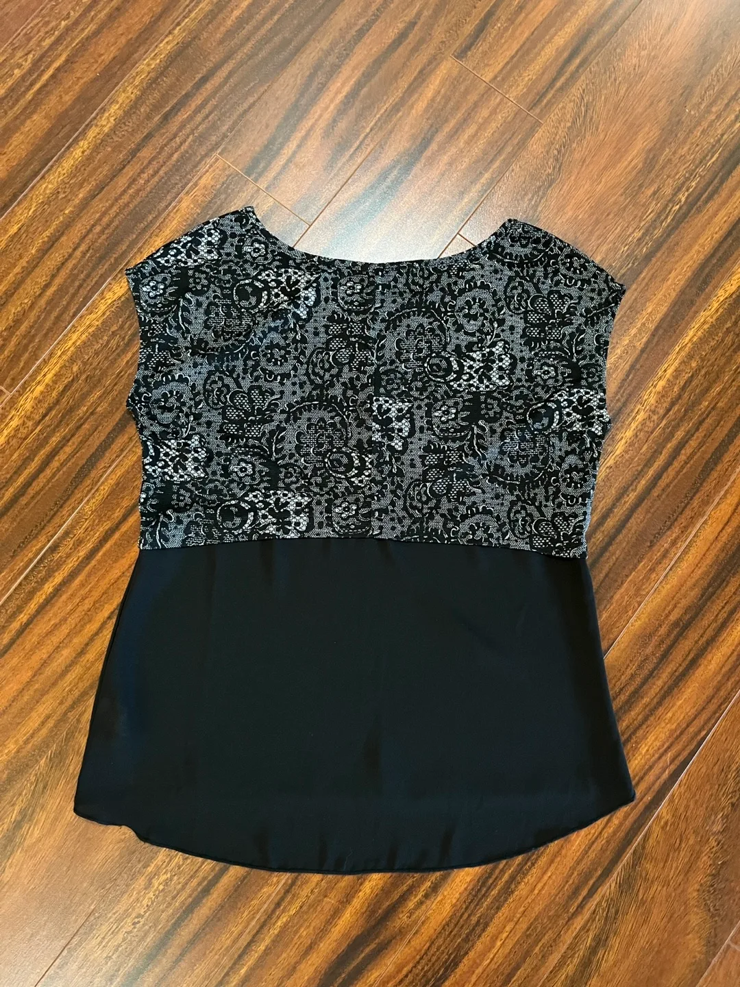 RD Style women’s medium textured & crepe blouse, black and white image indicator(5)