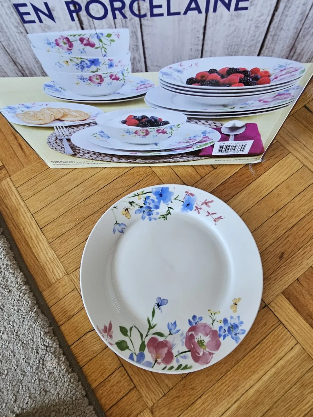 16-Piece Porcelain Dinnerware Set - Floral Design image indicator(4)