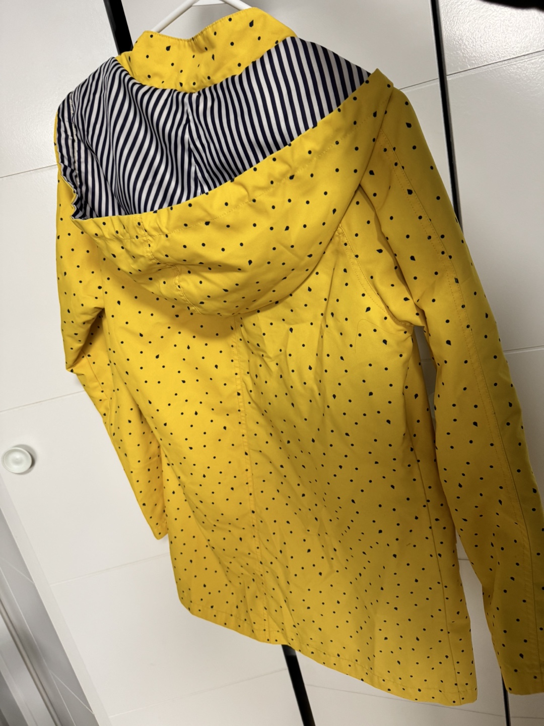Yellow polka dot raincoat - photo 5